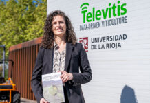 La doctora Inés Hernández Casado, en el campo de experimentación agrícola