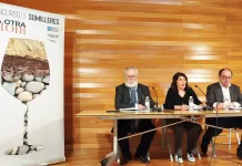 Bodegas Familiares de Rioja lanza la tercera edición del concurso Mejor Sumiller de la ‘Otra Rioja’ (De i. a d.) Pedro Salguero, director del concurso; Ana Jiménez, gerente de la asociación, y Alberto Torroba, director general de Argraf, durante la presentación del concurso.