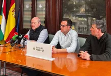 (De i. a d.) José Ignacio Junguitu, director de la cata, Julián García, gerente de FECOAR y  Carlos Fuentes, gerente de Fundación Caja Rioja durante la rueda de prensa de presentación