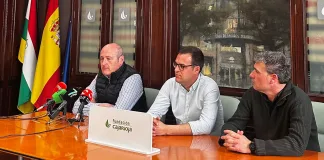(De i. a d.) José Ignacio Junguitu, director de la cata, Julián García, gerente de FECOAR y  Carlos Fuentes, gerente de Fundación Caja Rioja durante la rueda de prensa de presentación